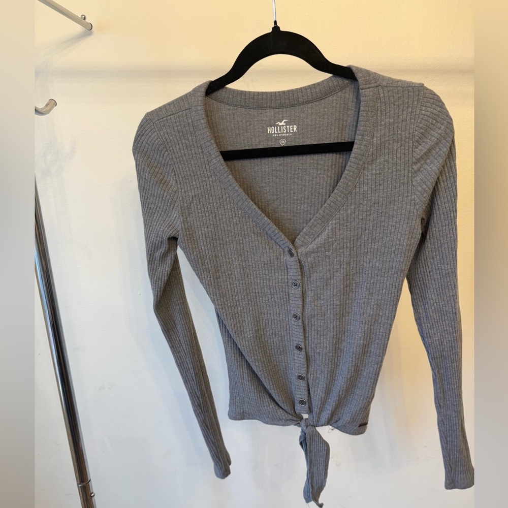 Hollister Women's Gray Ribbed Tie-Front Button-Up Top